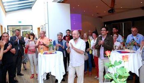 Empfang im Rathaus: Bürgermeister Michael Schmidt (Zweiter von links), Dolmetscher Jean-Pierre Morlais (Bildmitte, in weiß) und daneben der französische Bürgermeister Didier Mandelli.