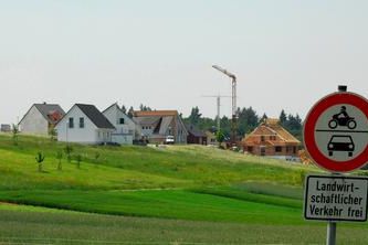 Im Göbricher Baugebiet „Am Rain“ wurde schon kräftig gebaut. Doch die großen „Hobbygrundstücke“ am Ortsrand sind noch unverkauft und sollen attraktiver werden.