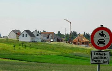 Im Göbricher Baugebiet „Am Rain“ wurde schon kräftig gebaut. Doch die großen „Hobbygrundstücke“ am Ortsrand sind noch unverkauft und sollen attraktiver werden.