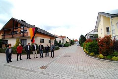 Eine Aufwertung des Straßenbildes brachte die Sanierung des Mittengässle in Bauschlott. Anlieger und Gemeinde sind sehr zufrieden (von links): Karl Hofsäß, Jürgen Keppler, Bürgermeister Michael Schmidt, Ralf Kilgus, Planer Wolfgang Jannarelli und die Baul