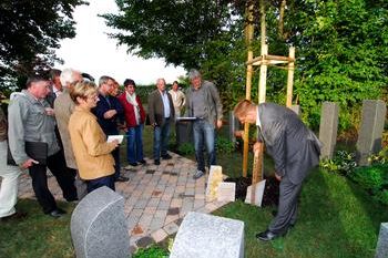 Vor Beginn der Gemeinderatssitzung war das Gremium an der neuen Baumbestattungsanlage für Urnen auf dem Friedhof in Bauschlott. Dabei stellte Landschaftsarchitekt Edgar Schwab neue Muster für Grabstelen vor, die bei den Grabanlagen in Göbrichen und Nußbau