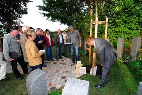 Vor Beginn der Gemeinderatssitzung war das Gremium an der neuen Baumbestattungsanlage für Urnen auf dem Friedhof in Bauschlott. Dabei stellte Landschaftsarchitekt Edgar Schwab neue Muster für Grabstelen vor, die bei den Grabanlagen in Göbrichen und Nußbau