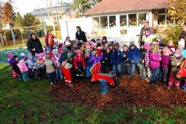 Das gesteigerte Angebot in der Kinderbetreuung bewirkte steigende Kinderzahlen in den Neulinger Gemeindekindergärten, hier in der „Villa Kunterbunt“. Im Hintergrund Bürgermeister Michael Schmidt, rechts Kindergartenleiterin Gabriele Zähringer.