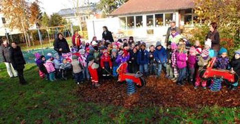 Das gesteigerte Angebot in der Kinderbetreuung bewirkte steigende Kinderzahlen in den Neulinger Gemeindekindergärten, hier in der „Villa Kunterbunt“. Im Hintergrund Bürgermeister Michael Schmidt, rechts Kindergartenleiterin Gabriele Zähringer.