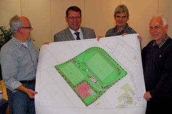Trotz mancher Hürden blicken Architekt Herbert Suedes, Bürgermeister Michael Schmidt, Ortsbaumeister Ralf Kilgus und Landschaftsarchitekt Edgar Schwab (von links) optimistisch der Verwirklichung des Sportzentrums Neulingen in den nächsten Jahren entgegen.