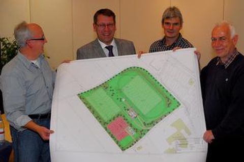 Trotz mancher Hürden blicken Architekt Herbert Suedes, Bürgermeister Michael Schmidt, Ortsbaumeister Ralf Kilgus und Landschaftsarchitekt Edgar Schwab (von links) optimistisch der Verwirklichung des Sportzentrums Neulingen in den nächsten Jahren entgegen.