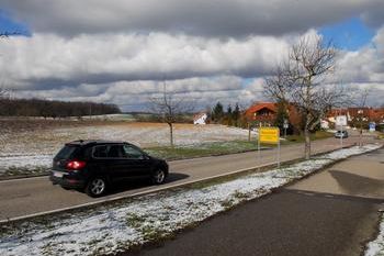 Am Ortseingang von Bauschlott an der Göbricher Straße soll im Anschluss an die bestehende Bebauung links im Bild das neue Baugebiet „Göbricher Pfad“ entstehen. 