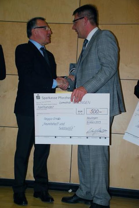 Bürgermeister Michael Schmidt überreichte ebenfalls eine Geldzuwendung von 500 € an den Bürgermeister Giorgio Benaglia aus Guastalla