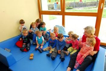 Kleinkinder im Nußbaumer Kindergarten, links mit Kindergartenleiterin Christiane Thüngen, rechts Erzieherin Annerose Selig