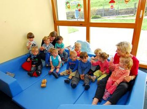 Kleinkinder im Nußbaumer Kindergarten, links mit Kindergartenleiterin Christiane Thüngen, rechts Erzieherin Annerose Selig