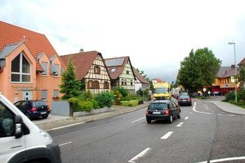Ab Oktober wird die vielbefahrene Pforzheimer Straße als Ortsdurchfahrt der B 294 in Bauschlott wegen Belagserneuerung für einige Wochen zur Einbahnstraße in Richtung Bretten