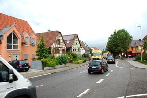 Ab Oktober wird die vielbefahrene Pforzheimer Straße als Ortsdurchfahrt der B 294 in Bauschlott wegen Belagserneuerung für einige Wochen zur Einbahnstraße in Richtung Bretten
