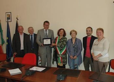 Eine Urkunde zur Erinnerung an den Besuch des Neulinger Gemeinderates überreichte Bürgermeisterin Lorena Baccarani an Michael Schmidt. (von links: Heinrich Furrer, Paolo Avanzi, Michael Schmidt, Lorena Baccarani, Miriam Cavallini, Vincenzo di Maio, Dagmar