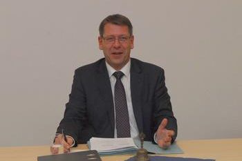 Foto: Schott: Mit soliden Gemeindefinanzen kann sich die Gemeinde Neulingen ihren Aufgaben stellen. Bürgermeister Michael Schmidt - hier bei der jüngsten Ratssitzung - sieht positiv in die Zukunft.