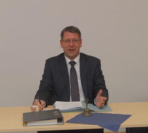 Foto: Schott: Mit soliden Gemeindefinanzen kann sich die Gemeinde Neulingen ihren Aufgaben stellen. Bürgermeister Michael Schmidt - hier bei der jüngsten Ratssitzung - sieht positiv in die Zukunft.