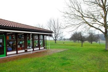Im Anschluss an die Friedrich-Weinbrenner-Schule (links) soll das Sportzentrum entstehen. Der neue Vorschlag bringt ein langgestrecktes Sportgelände ins Spiel, das sich bis an die Landesstraße 611 (die rechts ins Bild tritt) erstrecken könnte.