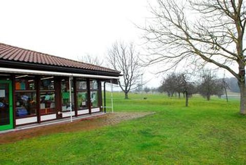 Im Anschluss an die Friedrich-Weinbrenner-Schule (links) soll das Sportzentrum entstehen. Der neue Vorschlag bringt ein langgestrecktes Sportgelände ins Spiel, das sich bis an die Landesstraße 611 (die rechts ins Bild tritt) erstrecken könnte.