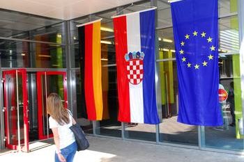 Foto: Schott: Beim Schulverband Westlicher Enzkreis bleibt es bis auf Weiteres bei vier Mitgliedsgemeinden. Hier der Eingang zum begehrten Lise-Meitner-Gymnasium, das auch den G-9-Weg zum Abitur anbietet.
