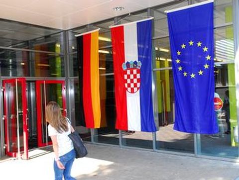 Foto: Schott: Beim Schulverband Westlicher Enzkreis bleibt es bis auf Weiteres bei vier Mitgliedsgemeinden. Hier der Eingang zum begehrten Lise-Meitner-Gymnasium, das auch den G-9-Weg zum Abitur anbietet.