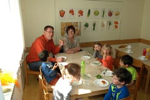 Bild: Für die Zukunft gut vorbereitet ist Neulingen bei den Kindertagesstätten. Im Bild das Mittagessen in der „Villa Kunterbunt“ beim Smalltalk mit Bürgermeister Michael Schmidt und Leiterin Gabriele Zähringer.
