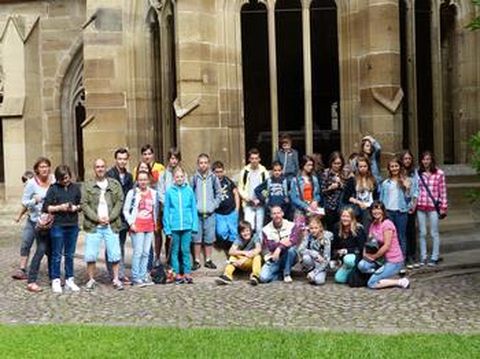 Bei der ersten Deutsch- Französischen Jugendbegegnung wurde ein umfangreiches Besuchs- und Freizeitprogramm absolviert. Hier die Besichtigung des Klosters Maulbronn mit den französischen und deutschen Jugendlichen und ihren Betreuern.