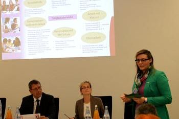 Jugendpflegerin Carolin Bauer (rechts) referierte im Gemeinderat über ihre zweijährige Jugendarbeit in Neulingen.