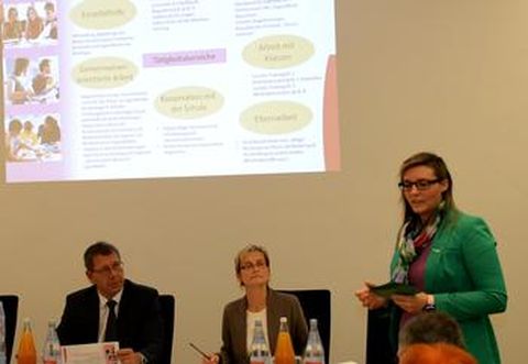 Jugendpflegerin Carolin Bauer (rechts) referierte im Gemeinderat über ihre zweijährige Jugendarbeit in Neulingen.