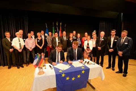 Im Beisein der Gemeinderäte aus Neulingen und Le Poiré-sur-Vie unterzeichneten die Bürgermeister Didier Mandelli und Michael Schmidt (rechts) den Partnerschaftsvertrag zwischen beiden Gemeinden.