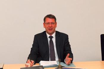 Bürgermeister Michael Schmidt: „Wir sind mit positivem Signal in das neue kommunale Haushaltrecht gestartet“. Er sieht auch kritische Punkte in der Doppik.