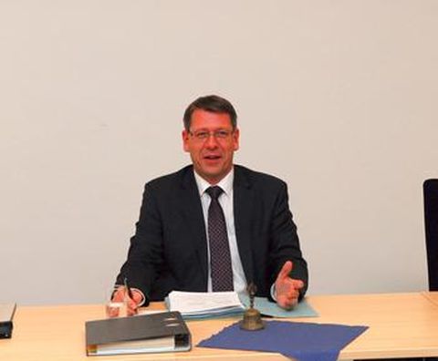 Bürgermeister Michael Schmidt: „Wir sind mit positivem Signal in das neue kommunale Haushaltrecht gestartet“. Er sieht auch kritische Punkte in der Doppik.