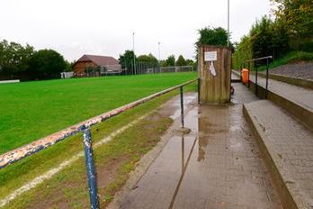 Zu nass oder auch zu trocken, die Sportplatzanlage des FC Bauschlott wird runderneuert bis in die Tiefe. Die Birken am Rande werden ausgedünnt oder durch andere Bauarten ganz ersetzt. Die Überdachungen im Vordergrund sollen gegenüber positioniert werden. 