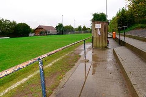 Zu nass oder auch zu trocken, die Sportplatzanlage des FC Bauschlott wird runderneuert bis in die Tiefe. Die Birken am Rande werden ausgedünnt oder durch andere Bauarten ganz ersetzt. Die Überdachungen im Vordergrund sollen gegenüber positioniert werden. 