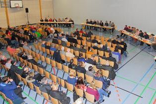 Fast Plenarsaalcharakter nahm die Gräfin-Rhena-Halle in Bauschlott an, wo die erste Gemeinderatssitzung im neuen Jahr stattfand. In Sachen Migranten und Containerunterkünfte wurden viele Fragen gestellt.