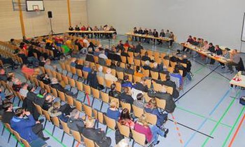 Fast Plenarsaalcharakter nahm die Gräfin-Rhena-Halle in Bauschlott an, wo die erste Gemeinderatssitzung im neuen Jahr stattfand. In Sachen Migranten und Containerunterkünfte wurden viele Fragen gestellt.