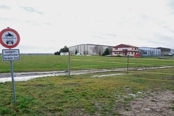 Auf diesem landwirtschaftlichen Grundstück an der Oberen Klinge in Bauschlott wird die Containersiedlung entstehen. Der genaue Standort ist in der Bildmitte links, gegenüber der Firma Spörr (Bildmitte). 