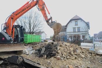 An der Ortausfahrt der B 294 in Richtung Bretten wird jetzt das von der Gemeinde erworbene Gebäude Brettener Straße 4 abgerissen. Auf dem Gelände entsteht ein Parkplatz. Im Hintergrund das ehemalige Bauschlotter Schulhaus, heute Vereinshaus.