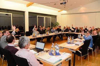 Gemeinderat bei der Abstimmung 