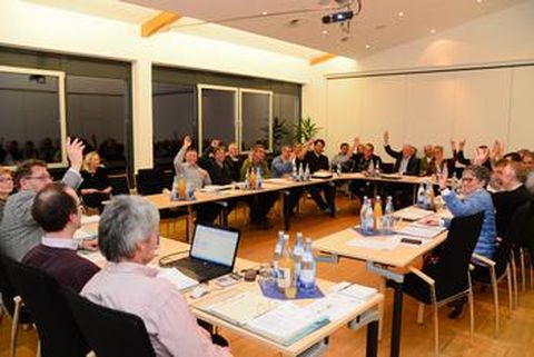 Gemeinderat bei der Abstimmung 