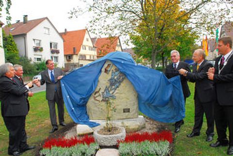 Im Oktober 2006 wurde der Gedenkstein an den Ungarnaufstand von 1956 auf dem Bauschlotter Dorfanger eingeweiht