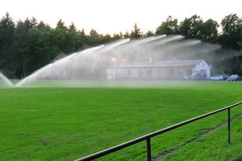 Eine Investition in die Zukunft ist die von der Gemeinde geförderte neue Beregnungsanlage auf der Sportanlage des FC Nußbaum. Derzeit läuft der Probebetrieb, um die Reichweiten genau abgrenzen zu können.