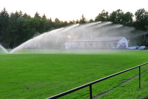 Eine Investition in die Zukunft ist die von der Gemeinde geförderte neue Beregnungsanlage auf der Sportanlage des FC Nußbaum. Derzeit läuft der Probebetrieb, um die Reichweiten genau abgrenzen zu können.