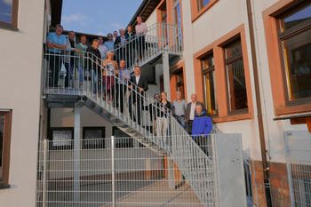 Alarm in der Göbricher Grundschule: Der Gemeinderat testet die bei den Umbaumaßnahmen in den Schulferien neu gebaute Fluchttreppe aus den Klassenzimmern im Obergeschoss.