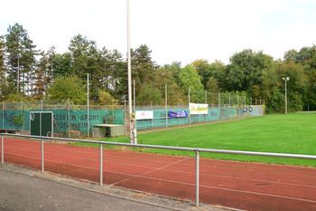 Anstelle der nicht mehr benötigten Tennisanlage (links, hinter der grünen Sichtschutzplane) könnte an der Stirnseite des Göbricher Rasenspielfeldes ein Allwetterspielfeld ausgebaut werden.