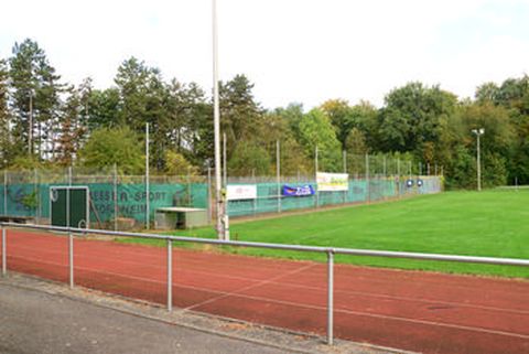 Anstelle der nicht mehr benötigten Tennisanlage (links, hinter der grünen Sichtschutzplane) könnte an der Stirnseite des Göbricher Rasenspielfeldes ein Allwetterspielfeld ausgebaut werden.