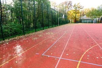 Das Kleinspielfeld und Bolzplatz östlich des FV-Göbrichen-Clubhauses erhält ein Kunstrasenfeld – wenn der Wettergott mitmacht noch in diesem Jahr.
