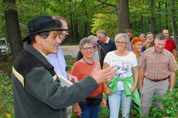 Lob bei der Waldprüfung: Der Neulinger Wald ist bei Revierleiter Martin Schickle (links) in guten Händen, hier bei der Waldbesichtigung des Gemeinderates.