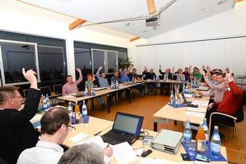 Nach den Stellungnahmen von Bürgermeister Michael Schmidt (links mit zustimmender Hand) und den Fraktionssprechern verabschiedete der Gemeinderat zügig und einstimmig den Etat 2017.