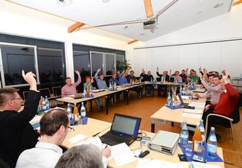 Nach den Stellungnahmen von Bürgermeister Michael Schmidt (links mit zustimmender Hand) und den Fraktionssprechern verabschiedete der Gemeinderat zügig und einstimmig den Etat 2017.