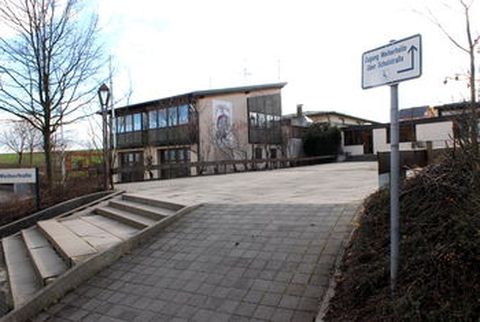 Bild: Sanierungsbedürftig ist der Hallenvorplatz und Pausenhof an der Nußbaumer Astrid-Lindgren-Schule. Spielflächen, Sitzbänke und ein behindertengerechter Hallenzugang sollen hier installiert werden.