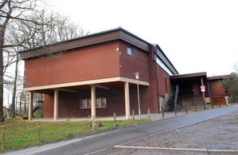 Ab dem Frühsommer wird die Büchighalle Göbrichen saniert. Vor allem die Süd- und Ostseite (im Bild) wird durch die Erweiterungsbauten verändert. Die Außentreppen fallen weg.